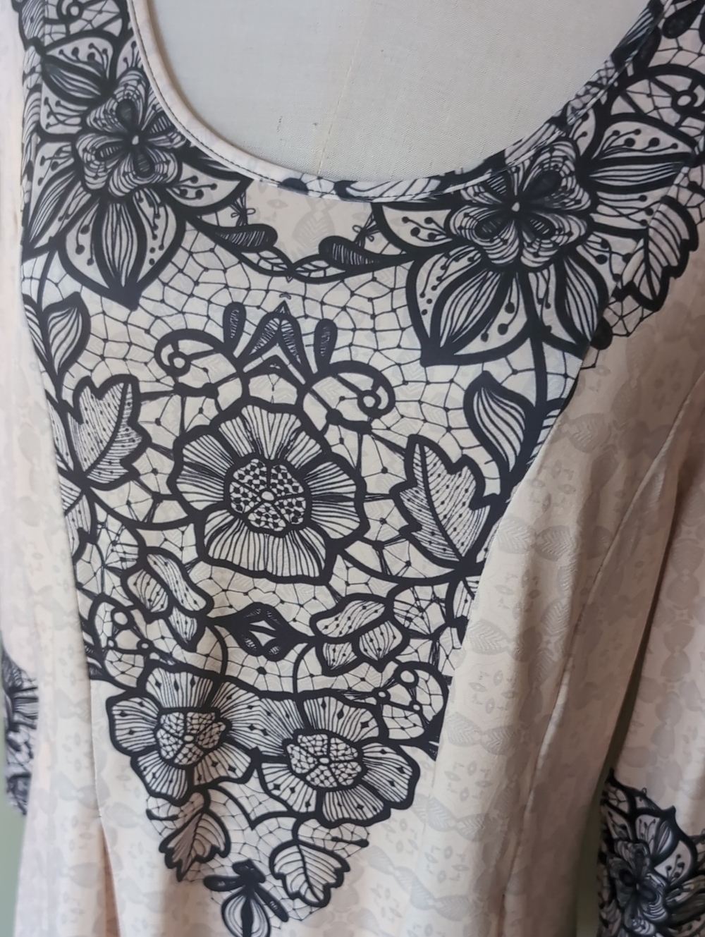 Lily by Firmiana Women's Size Medium Floral Lace Print Cream and Black Tunic - Picture 9 of 11